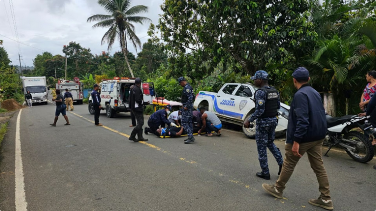 Tres policías heridos tras deslizamiento de camioneta en El Valle-Hato Mayor