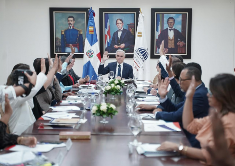 CNE aprueba estrategia digital y regula uso de móviles en escuelas