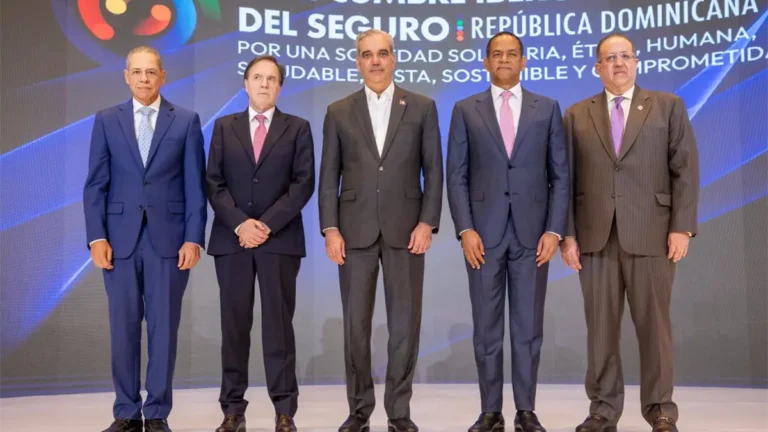 Expertos internacionales analizan transformación digital y seguridad vial en cumbre aseguradora