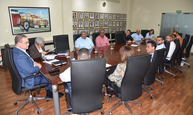 Ministro Oliverio Espaillat se reúne con contratistas de equipos pesados para dar seguimiento a trabajos de apoyo al sector agropecuario