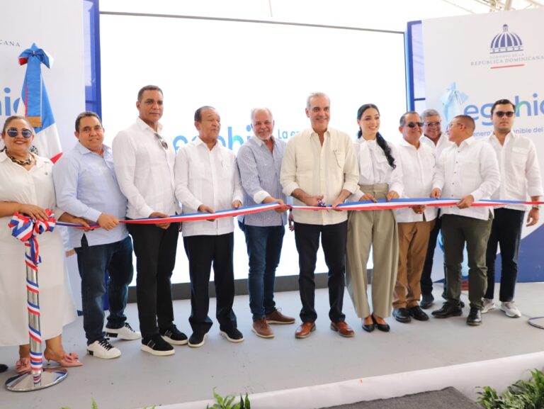 Presidente Luis Abinader inaugura primer tramo de carretera Los Quemados