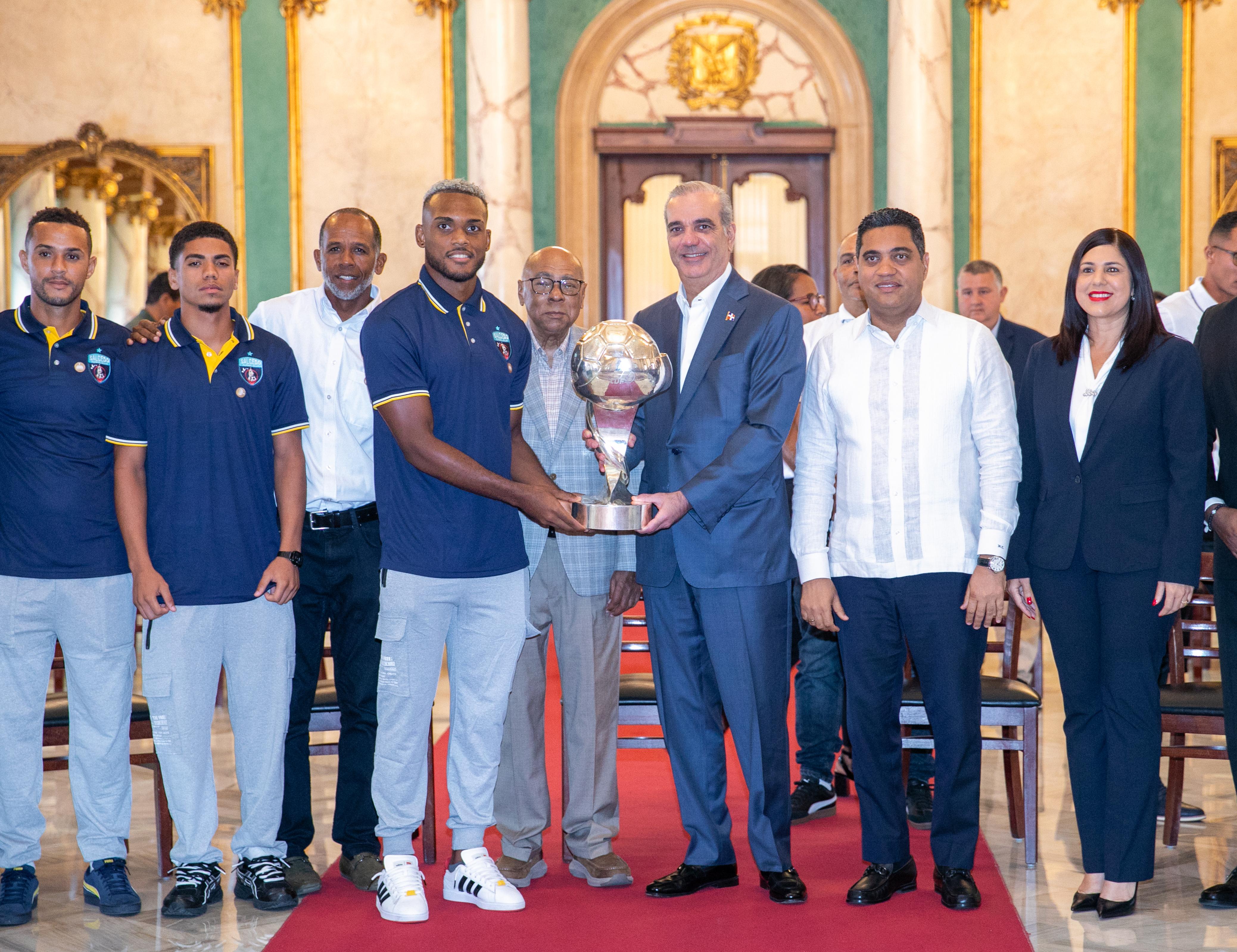 Presidente Abinader recibe en el Palacio Nacional al Salcedo Fútbol Club tras conquistar el campeonato nacional de la Liga Dominicana de Fútbol