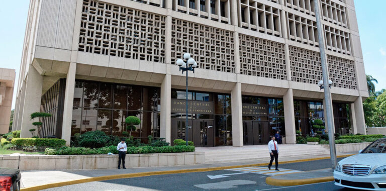 RD mantiene su tasa de política monetaria en el 5,25 % anual