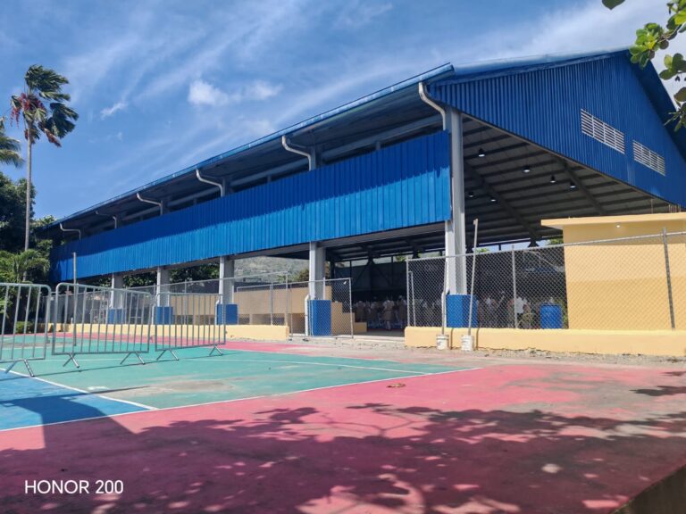 Presidente Luis Abinader inaugura el techado del Politécnico Femenino Mercedes Morel qué beneficiará a más de 600 estudiantes en La Vega