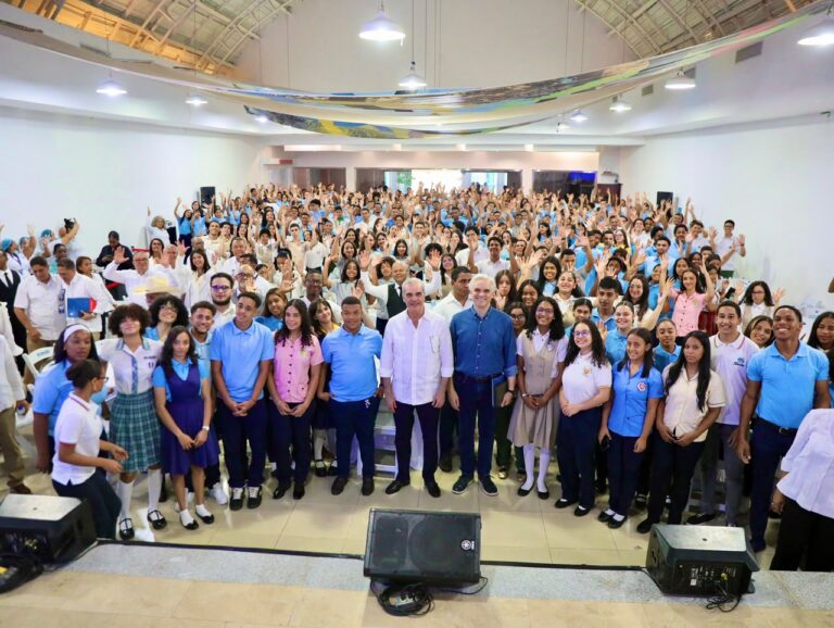 Presidente Abinader impulsa el futuro de jóvenes de La Vega con becas del ITLA y reafirma su compromiso con el fortalecimiento de la educación dominicana
