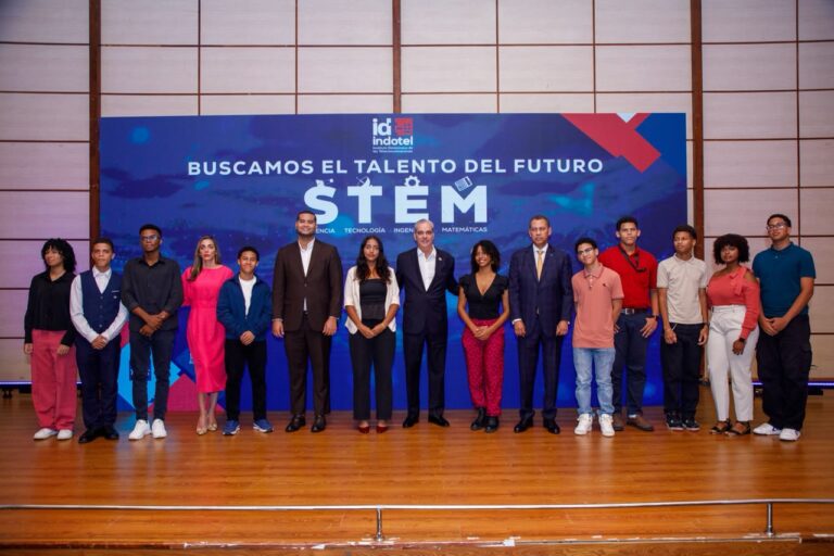 Presidente Abinader entrega reconocimientos del Indotel a más de 170 estudiantes destacados en el concurso “Buscamos el Talento del Futuro”, que impulsa las vocaciones STEM en la juventud dominicana