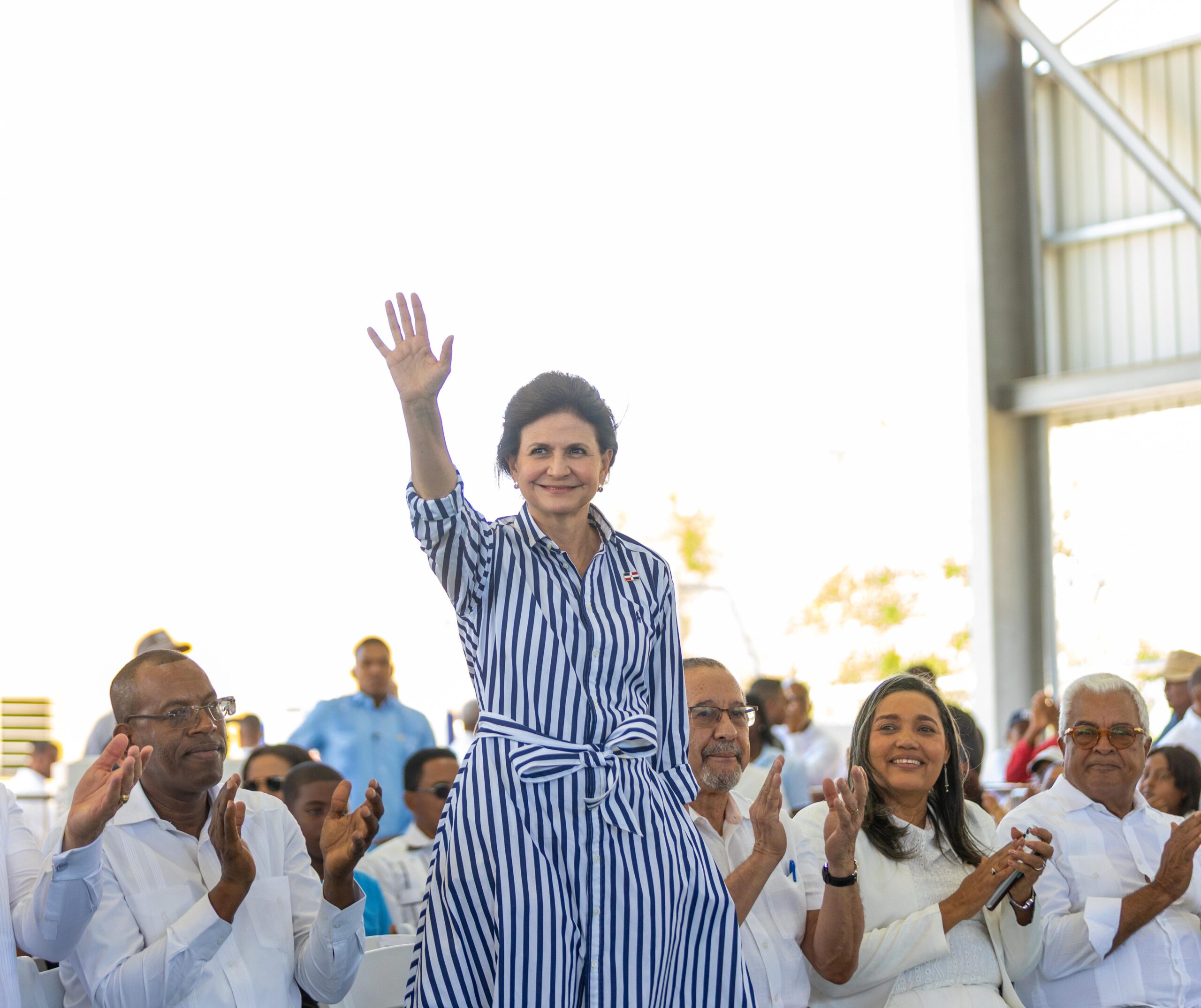 Vicepresidenta Raquel Peña entrega techado de la Escuela Javier Antonio Castillo Pérez en Pueblo Viejo, Azua, en beneficio de 349 estudiantes