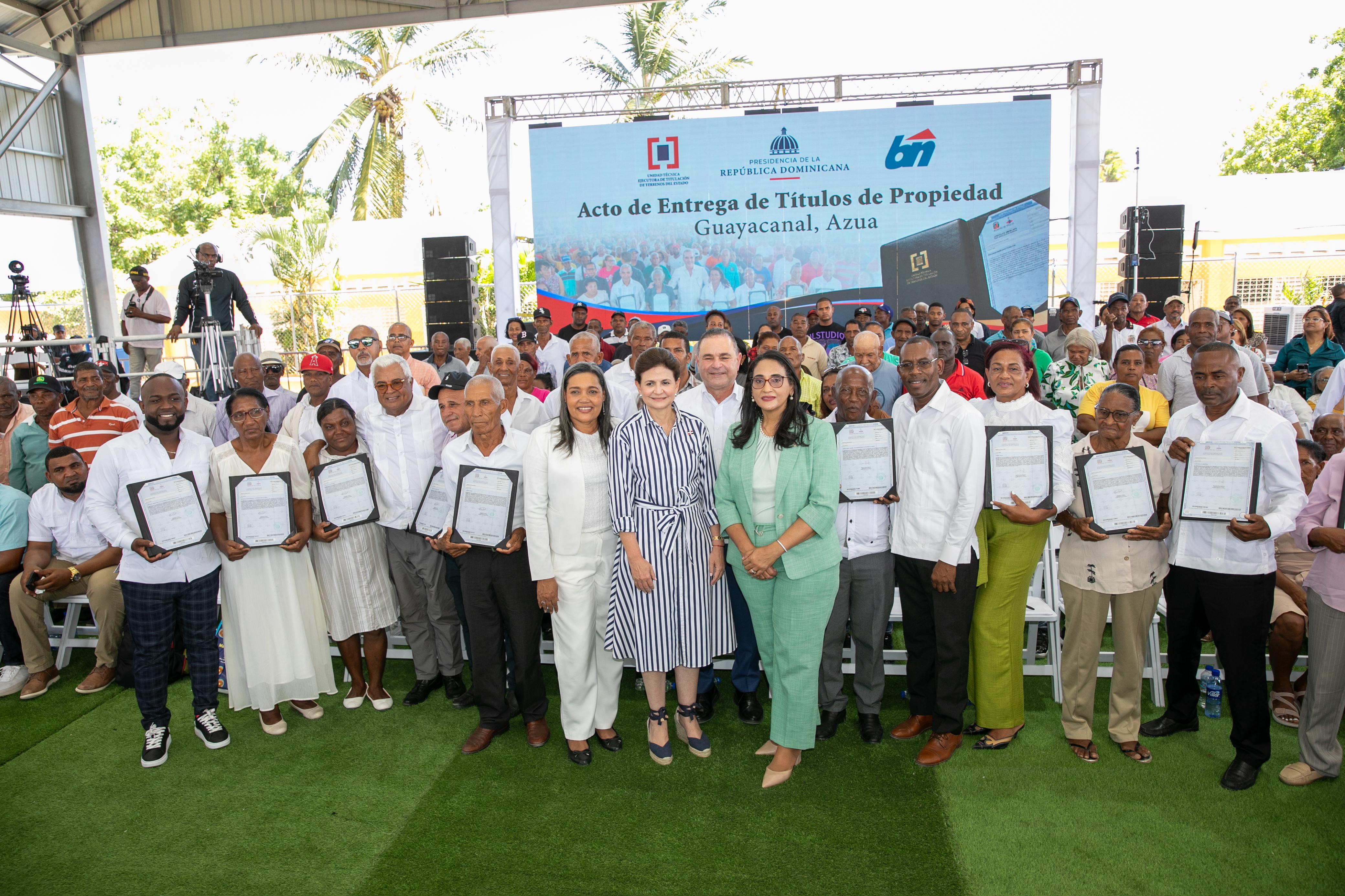 Vicepresidenta Raquel Peña entrega 450 títulos de propiedad a igual número de familias de Guayacanal en Azua