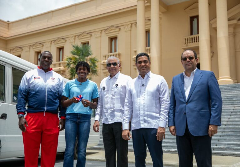 Ministro Andrés Bautista entrega, en nombre del presidente Luis Abinader, autobús a la Fundación Creando Sonrisas Eternas, presidida por la campeona olímpica Marileidy Paulino
