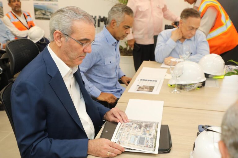 Presidente Abinader visita construcción Central Termoeléctrica Generadora San Felipe Andrés I que aportará 467 MW al sistema eléctrico