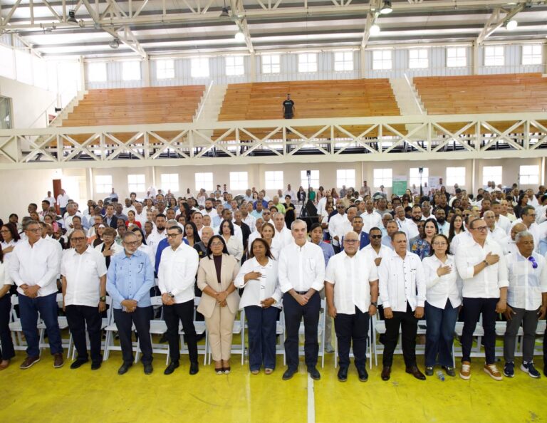 Presidente Abinader entrega RD$85 millones a 400 microempresarios y anuncia ampliación del Programa “Tu Firma es Tu Garantía” para beneficiar a más emprendedores de San Juan