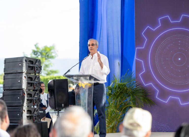 Presidente Abinader pide a agricultores continuar tecnificándose para eliminar la mano de obra extranjera; garantiza total respaldo por parte del Gobierno