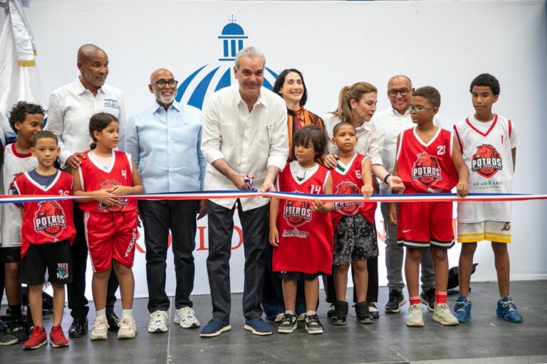 Presidente Abinader inaugura el techado del Centro Educacional Santo Cura de Ars (CESCAR) para impulsar el deporte y la formación integral de más de 1,500 estudiantes en Capotillo