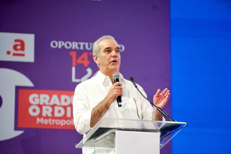 Presidente Abinader expresa orgullo por los jóvenes graduados de Oportunidad 14/24 que dejan atrás “el camino de la oscuridad” y escogen “el camino de la luz”