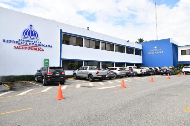 Ministerio de Salud dispone intervención simultánea en ocho hospitales para evaluar atención materno-infantil