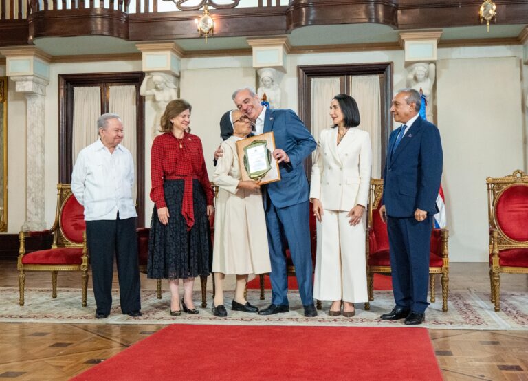 Presidente Abinader entrega premios Adulto Mayor del Año a Ellis Pérez y Protector de la Persona Envejeciente al Hogar de Ancianos Nuestra Señora del Carmen de Higüey