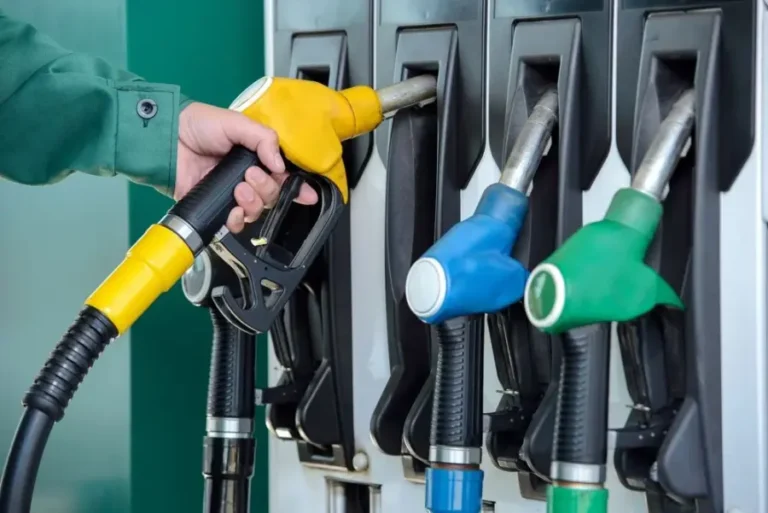 Presidente Abinader mantiene a raya el alza de combustibles y absorbe hasta 200 pesos por galón en el transporte