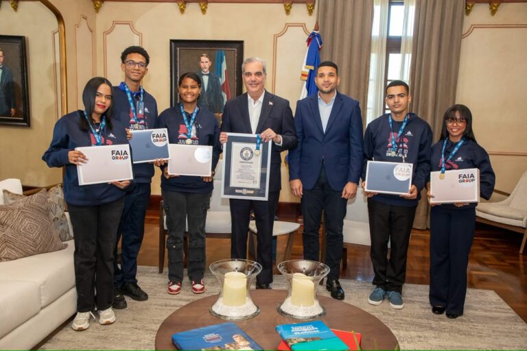 Presidente Abinader recibe en Palacio Nacional a jóvenes dominicanos que rompieron récord mundial de lectura