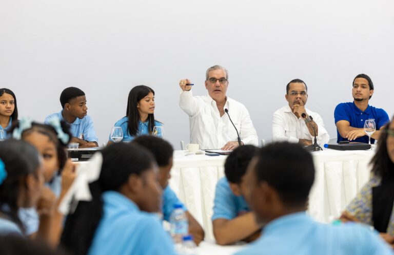 El presidente Abinader reafirmó el compromiso del gobierno con la mejora de las infraectura y el equipamiento de los centros educativos del país, con el objetivo de lograr que el proceso enseñanza-aprendizaje se realice en condiciones óptimas