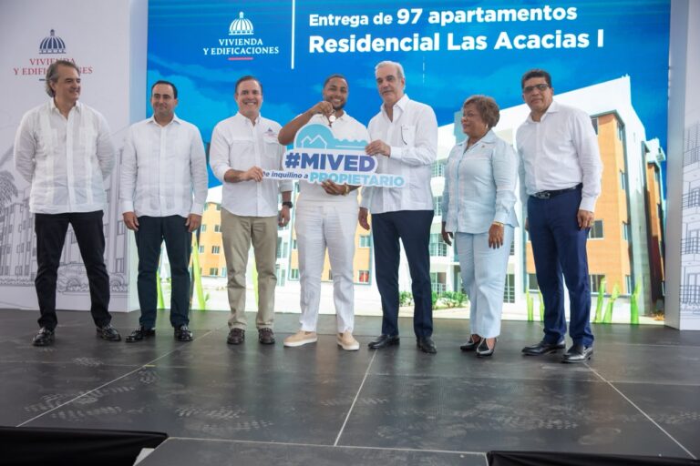 Presidente Luis Abinader entrega 97 apartamentos que beneficiarán a más de 300 personas en el Residencial Las Acacias I, en Santo Domingo Este
