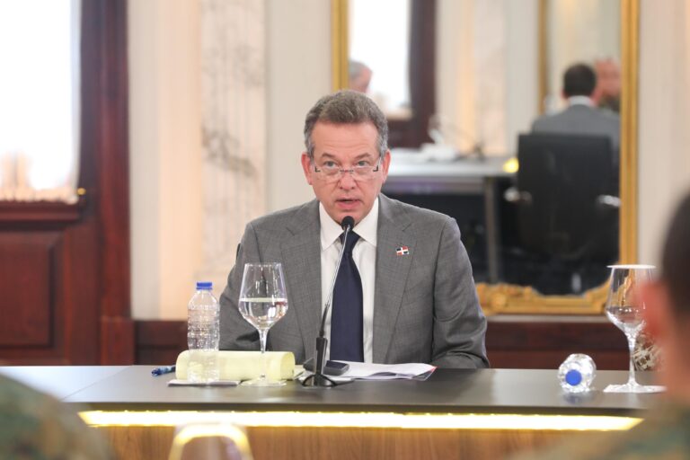 Canciller Ito Bisonó explica por qué República Dominicana no participa directamente en operaciones militares en Haití